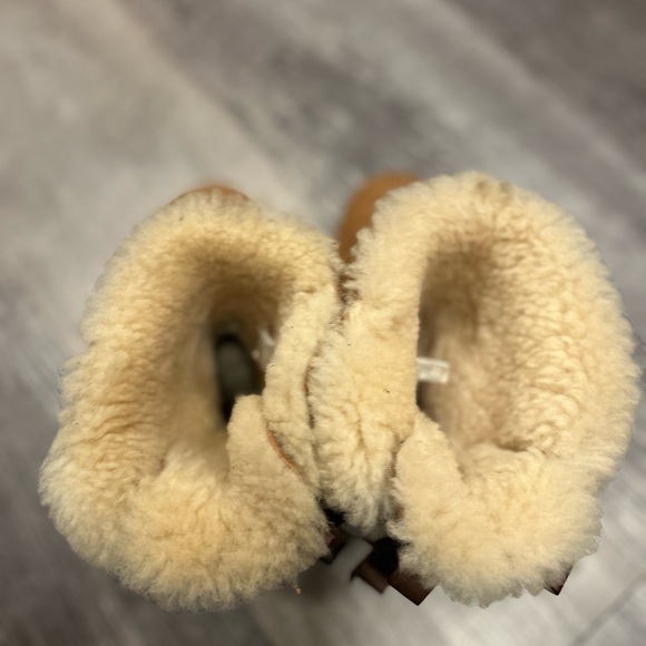 UGG Bailey Bow Chestnut Boots Size 8 - Picture 4 of 6